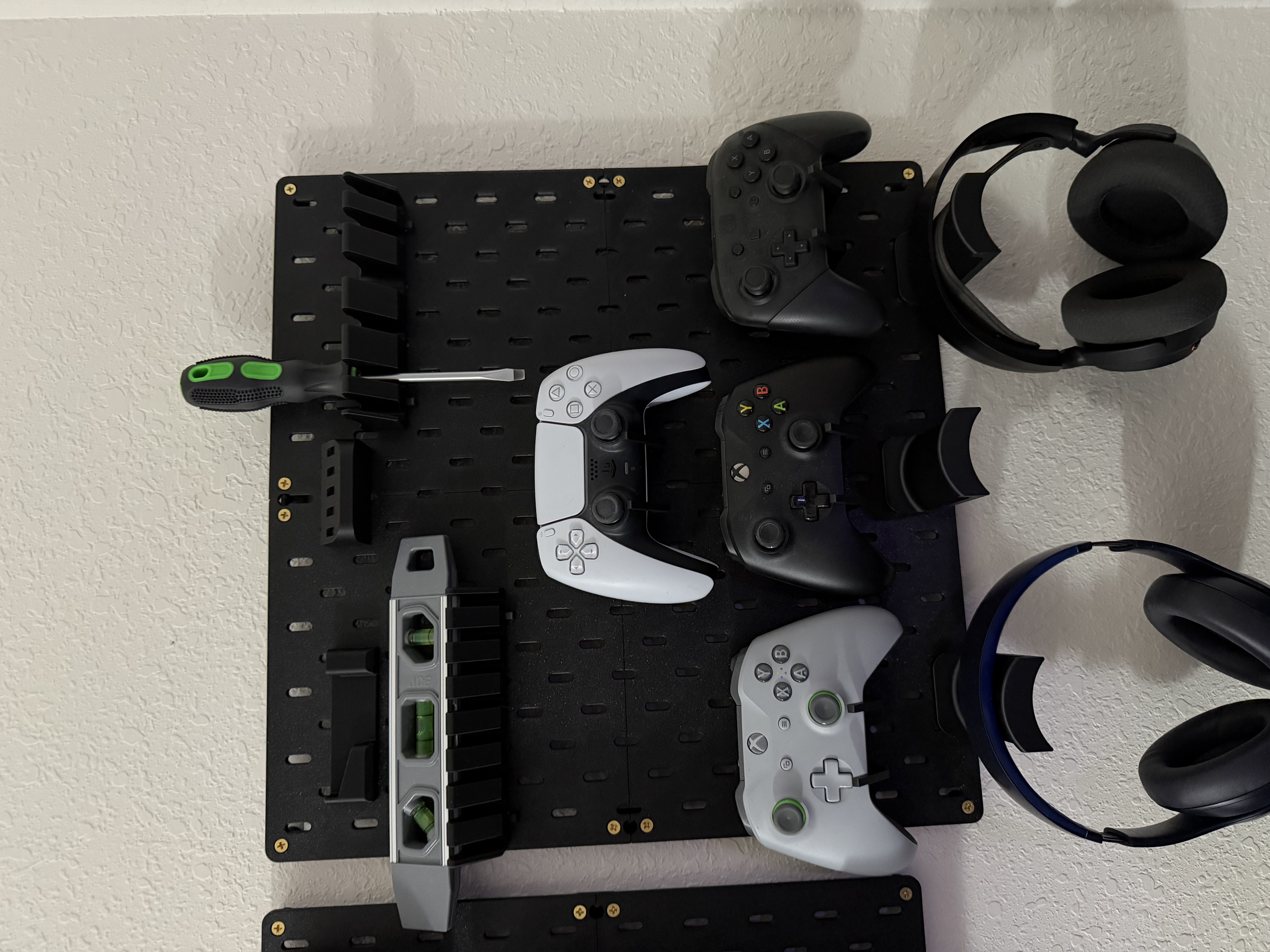 Skadis board with holders for gaming controllers and headsets